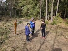 Citron představoval míček a dvojice dětí jej přenášely určenou trasu.
