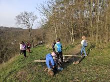 24. března - procházíme kolem ohniště nad lomem, kde jsme byli minulý týden