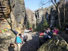 Na prostranství u pomníku uvedl Lembas hru, kde bylo úkolem hádat slova předváděná vedoucími.