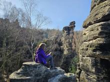 Ester se zatím hřeje na vrchole skály.