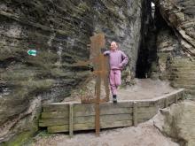 Bára s ukazatelem, o kolik se za sto let snížil terén.