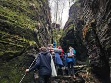 Skály jsou plné schodišť a průchodů