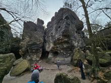 Procházeli jsme skalami po okruhu naučné stezky.