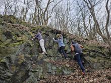 16. března - jsme v rámci povídání o geologii zkoumali i tuto prachovcovou skalku