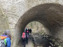 Cesta několikrát křižovala silnici, naštěstí vždy tunelem.