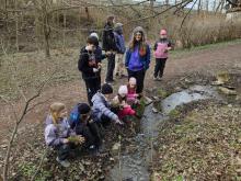 Ve hře děti nejprve vyrobily loďku a pak ji pouštěly po potůčku a soutěžily, komu dále doplave.