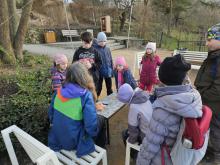 U rybníka nakonec Žába rozdala mandarinky, jako lék proti kurdějím a děti měly za úkol je co nejrychleji sníst.