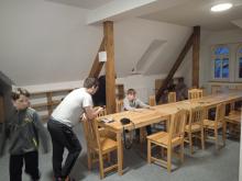 Při podvečerní hře polovina dětí ve společenské místnosti ukryla sadu předmětů.