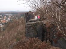 Okraj skalních stěn umožňoval úžasné výhledy.