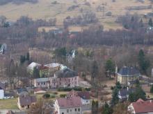 Ta bílá budova uprostřed je naše ubytovna.