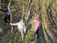 7. dubna - a pak jsme šli do Lysolaj a cestou hrajeme na kouzelnou hůlku