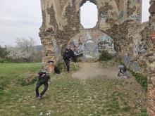 13. dubna - v pochmurném větrnu na Babě hrají Zobáci hru na sbírání brouků a motýlů