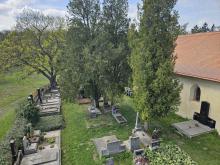 Přístupná byla i věž zvonice, zde pohled z věže na hřbitov.