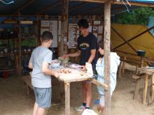 Ben se tváří nešťastně, protože mu více ozdobená pizza vlastně nechutná