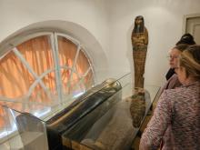 Asi největší vzácnost představují dva egyptské sarkofágy včetně mumií uvnitř.